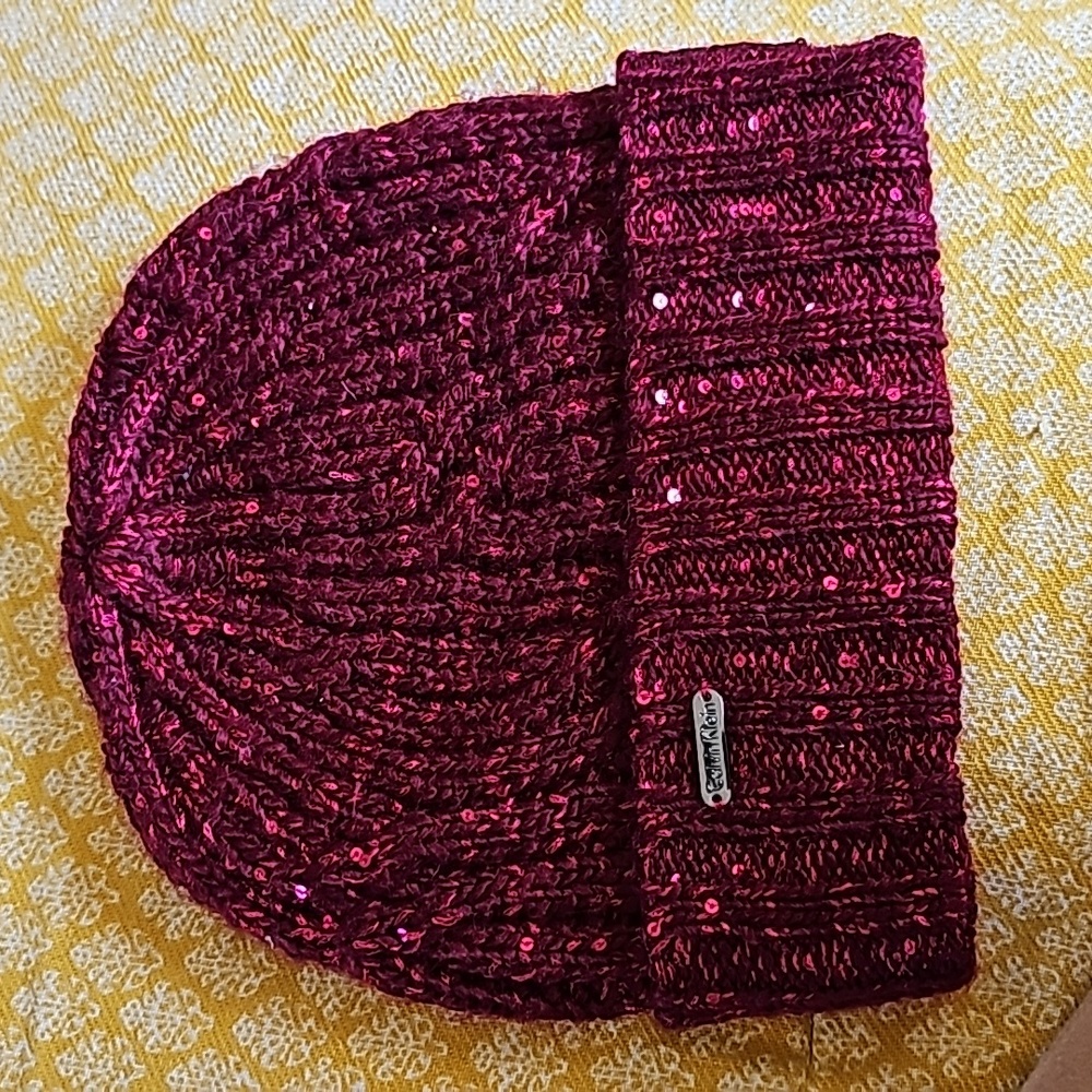 STUNNING CALVIN KLEIN KNIT SEQUIN BEANIE
